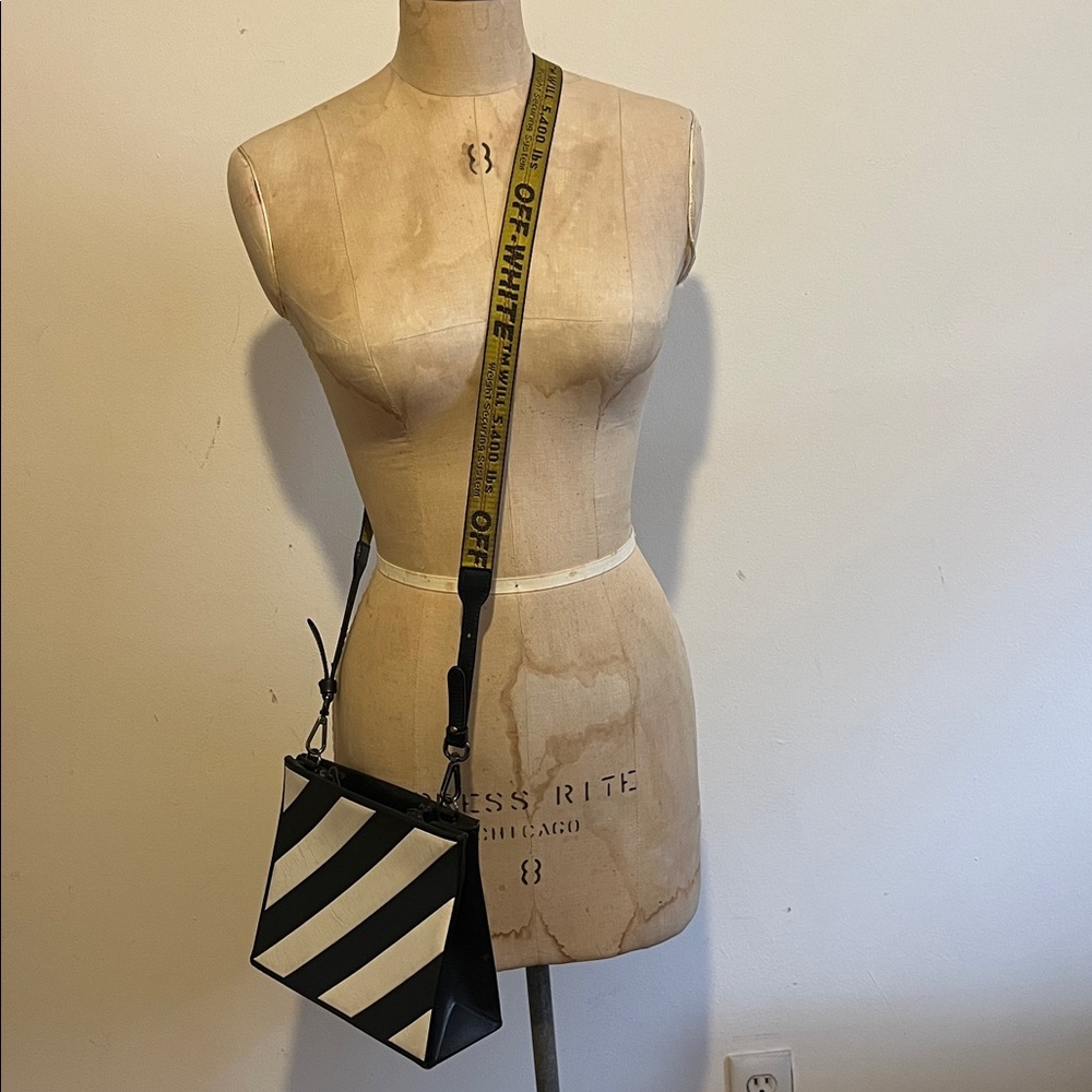 Off-White Diagonal Stripe Top Handle/ Crossbody Bag
Same Day Ship 🖤📦✈️